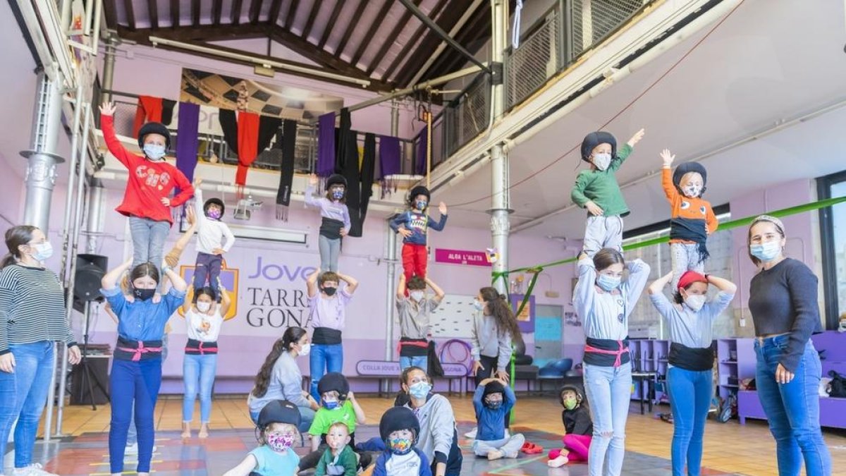 Los Niños y la Joven reanudan los ensayos de castillos con los chiquillos