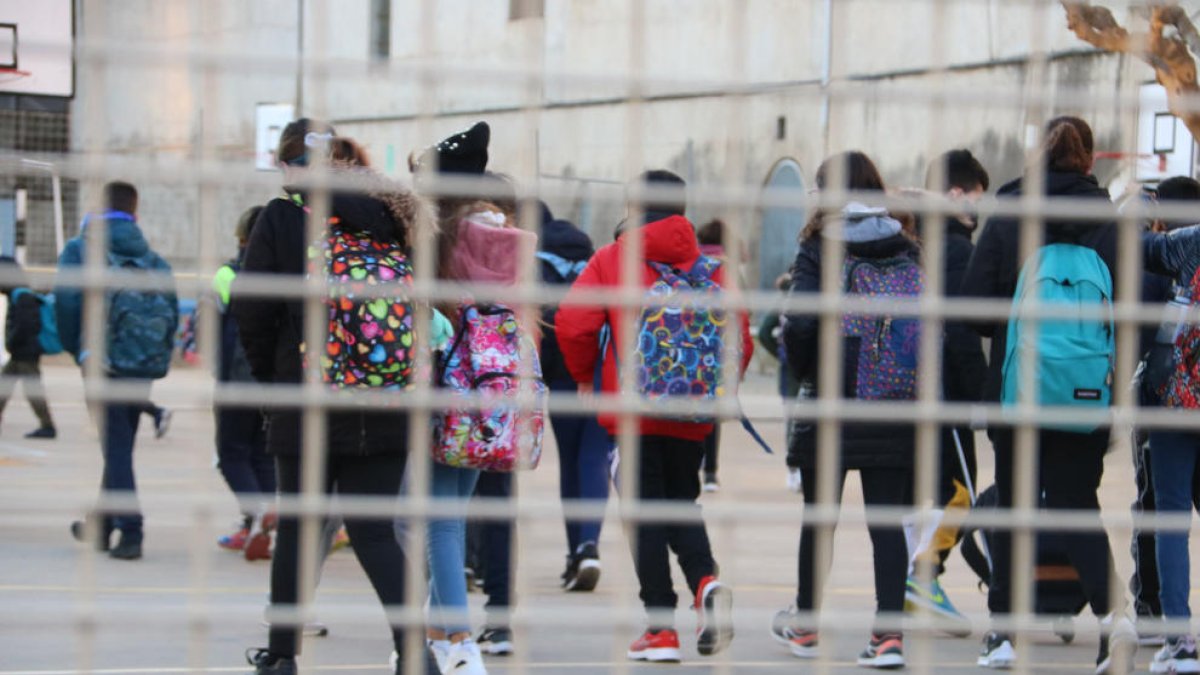 niños, escuela, niños, escolares, centro educativo, mascarilla, pandemia, covid-19, clase, profesores