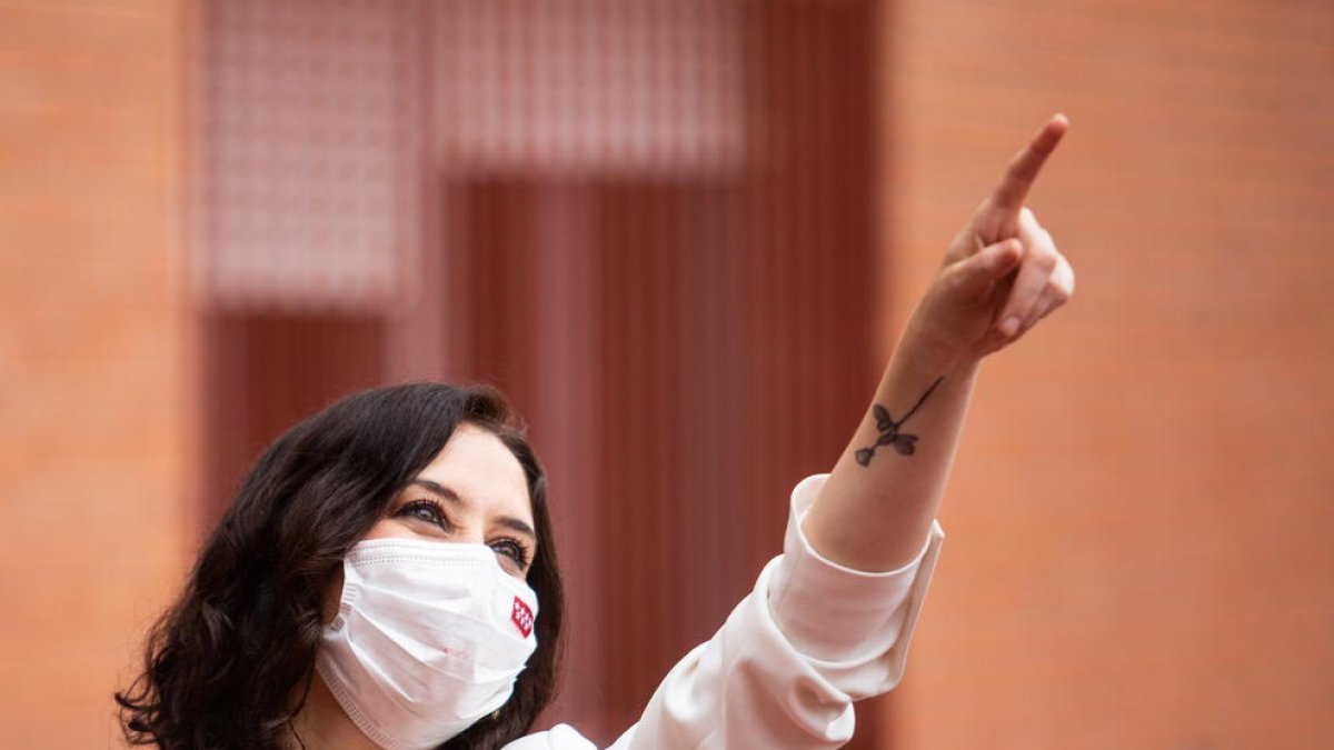 Victòria abrumadora del PP amb 65 escons i gairebé el 45% dels vots