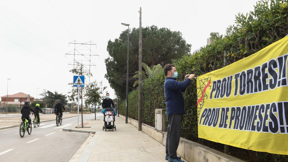 El Pinar de Reus lleva a la calle la reclamación de soterrar las torres de alta tensión