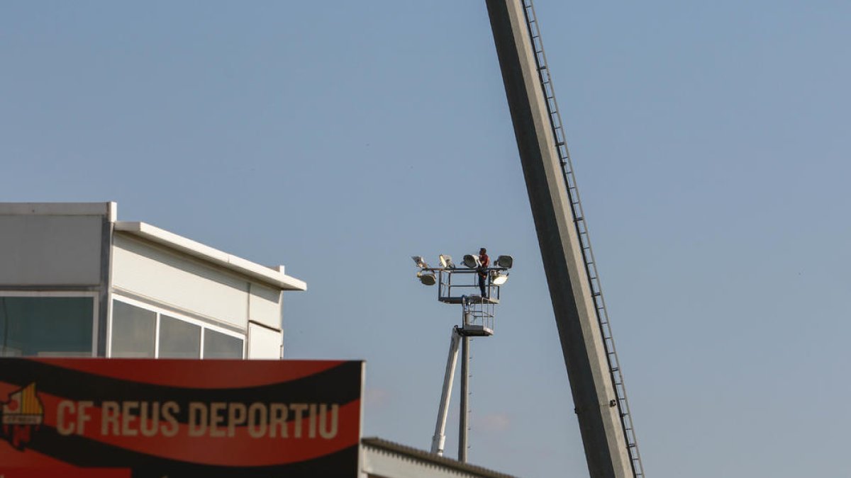 Sustituyen luminarias y redes en el Estadi Municipal de Reus por mantenimiento