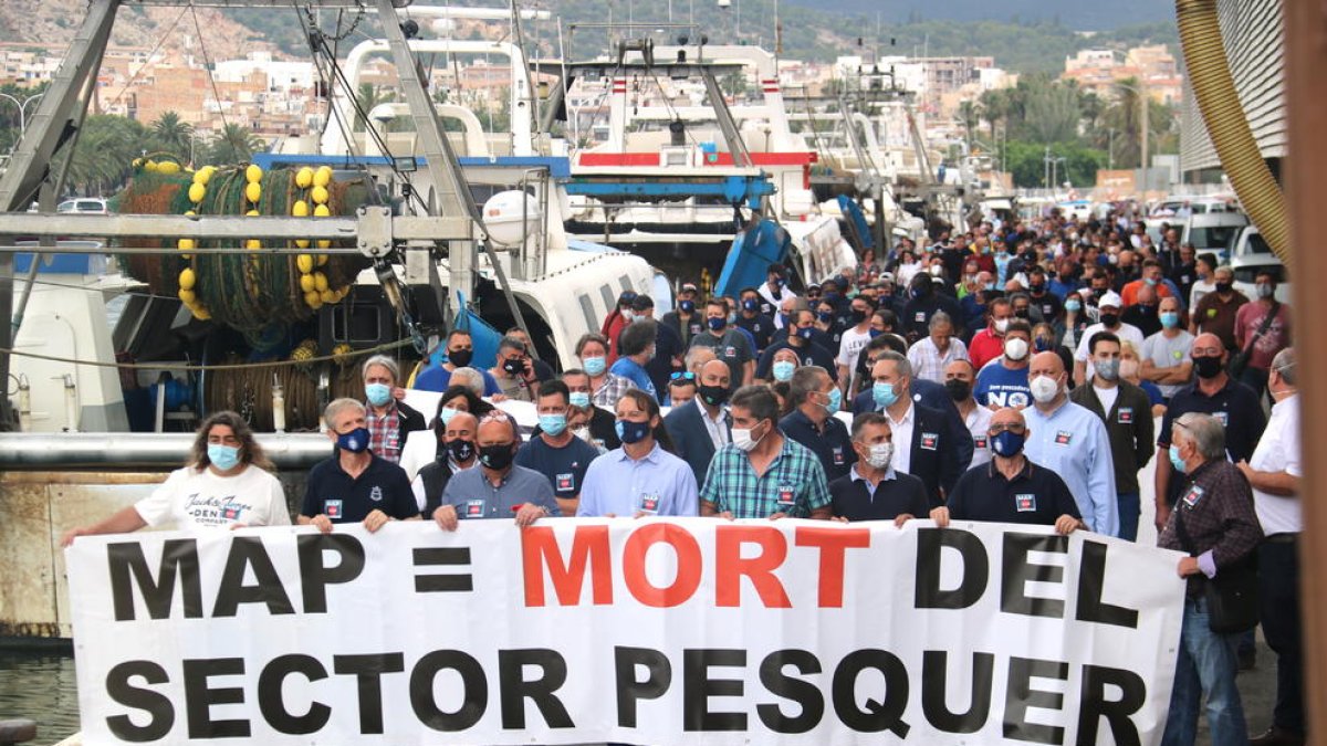 Más de 200 pescadores protestan en la Ràpita contra la normativa europea que limita la pesca de arrastre