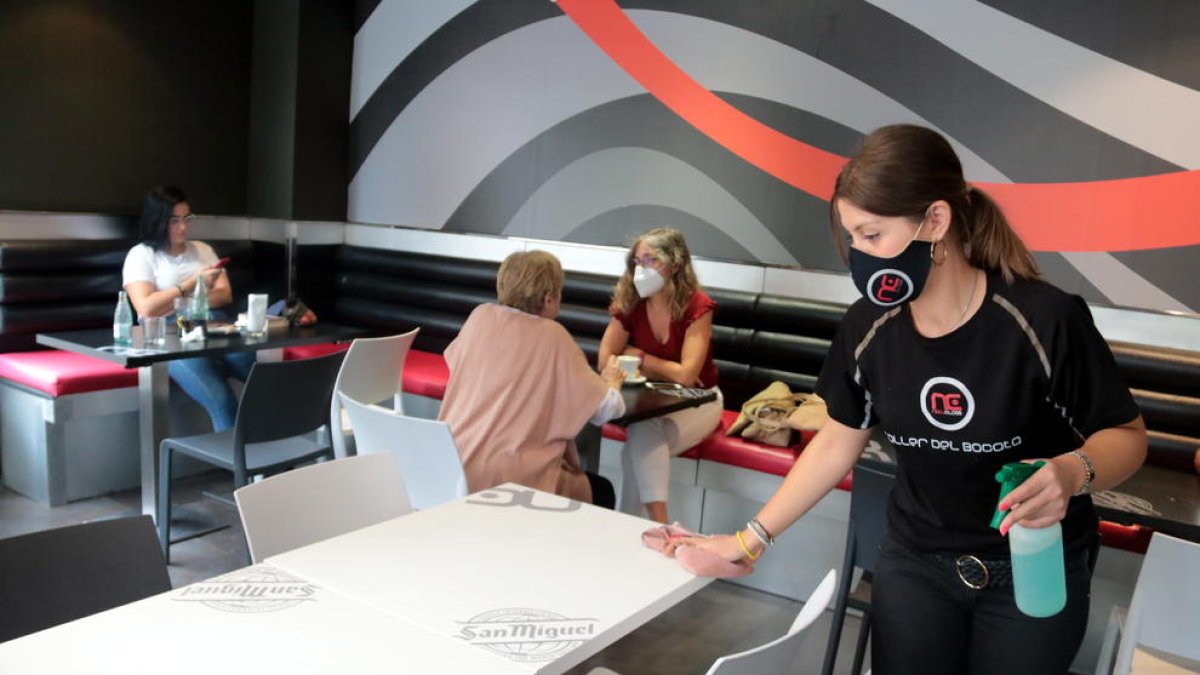 camarera, bar, retauració, hosteleria, restricciones, pandemia, covid-19, coronavirus