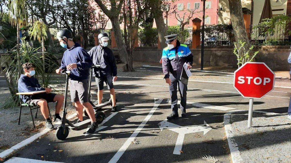 Guàrdia Urbana de Reus inicia les sessions per explicar com circular amb patinet de manera segura