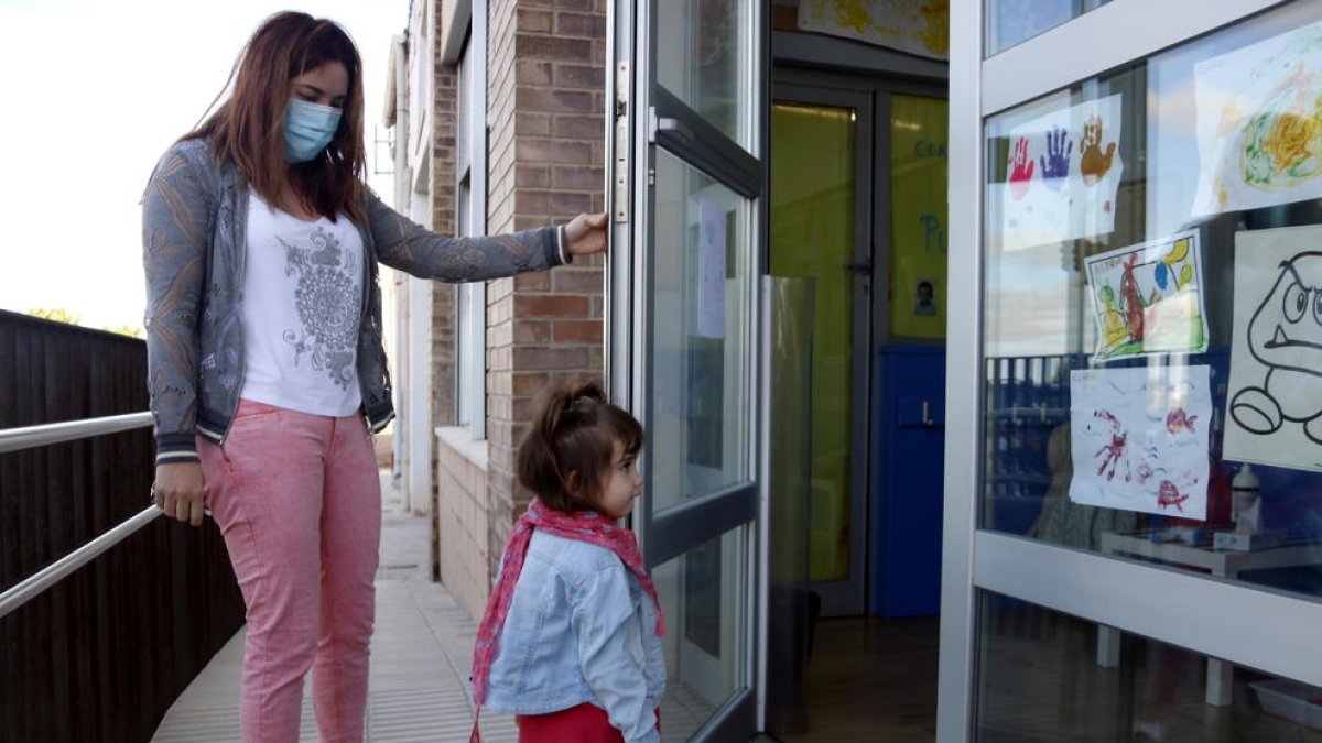 Dinou grups escolars confinats i 1.560 persones en quarantena, amb cap centre tancat