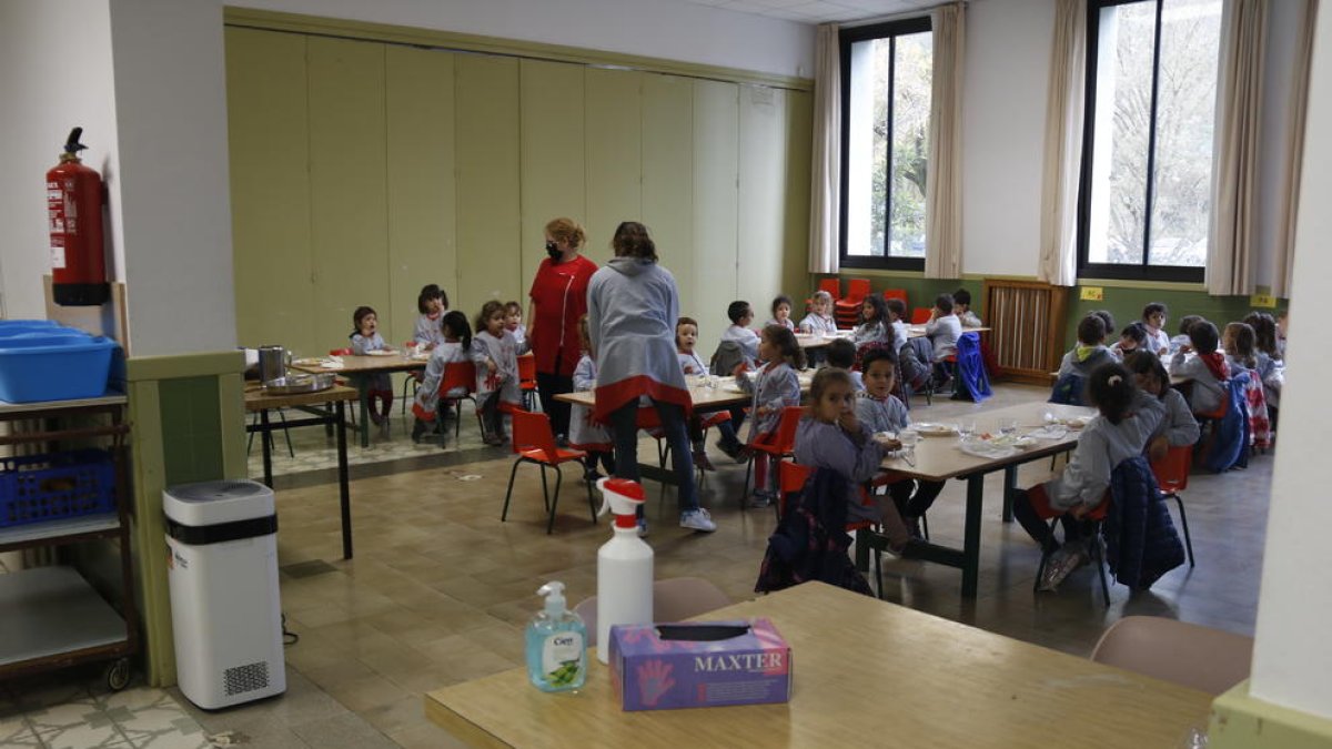 escola, alumnes, menjador, mascaretes, purificador, coronavirus, covid-19