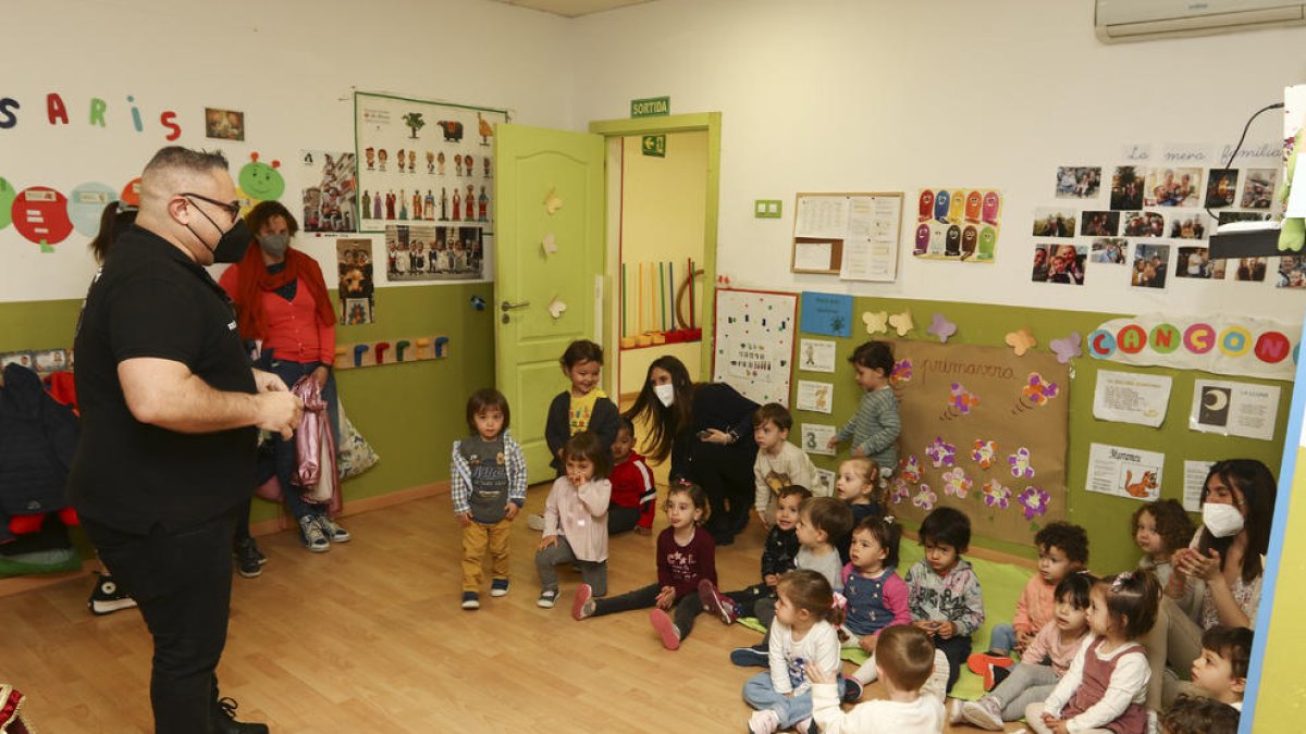 El cuento del Lleó petit de Reus acerca la tradición a los más pequeños