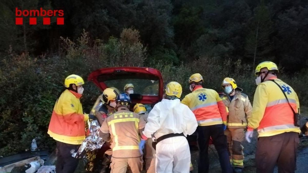 Herido grave después de quedar atrapado en el interior del coche tras sufrir un accidente en Vandellòs
