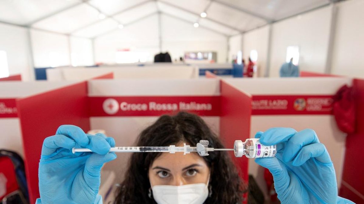 Italia suspende temporalmente la vacunación con un lote de AstraZeneca