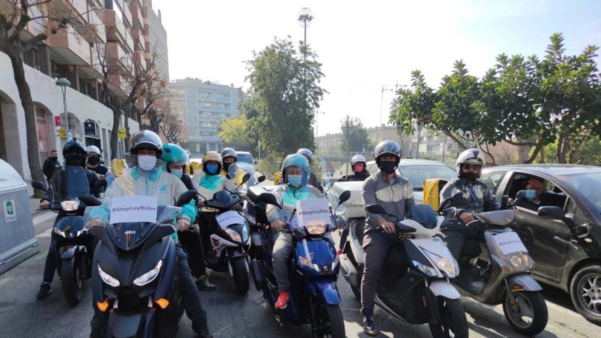 Una treintena de repartidores se manifiestan contra la ley de 'riders' en Tarragona