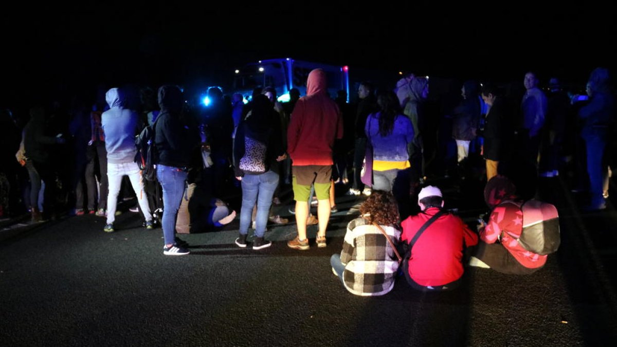 Compareixen als jutjats set dels 26 investigats per tallar l'AP-7 a l'Aldea