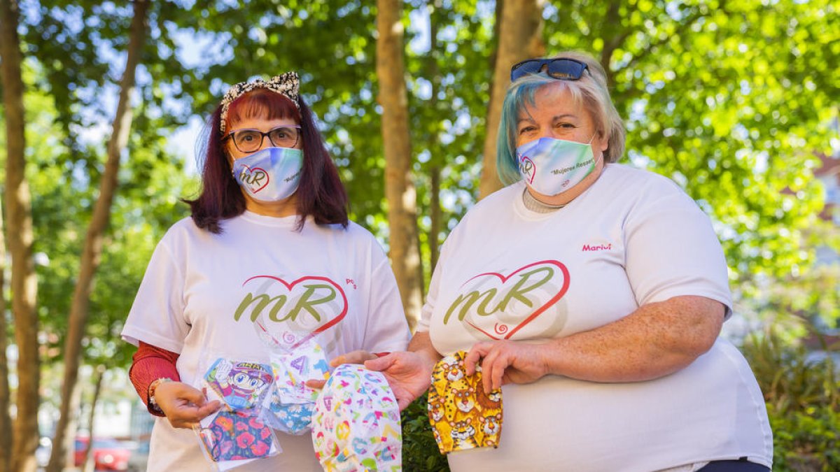 Dones que posen fil a l'agulla per ajudar