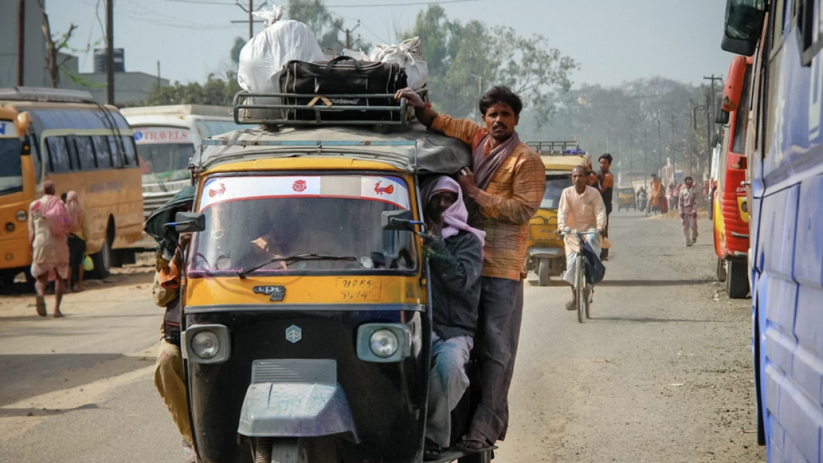 Decapita a su hija y se entrega a la comisaría llevando|trayendo la cabeza|cabo|jefe por la calle