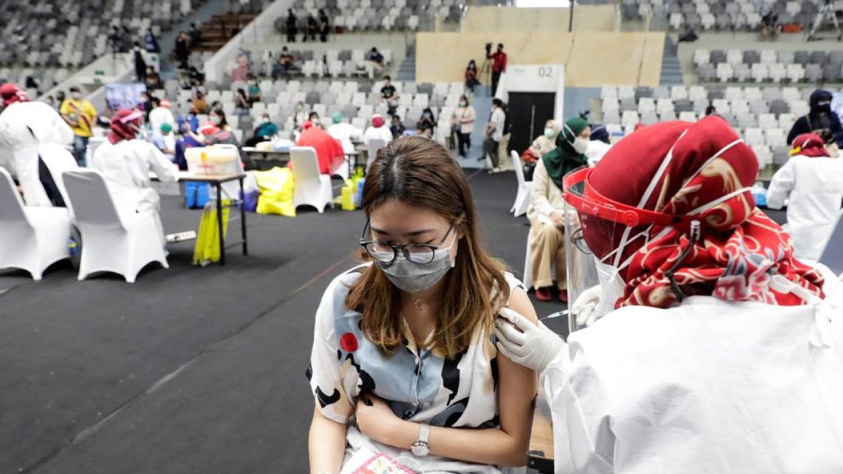 Les vacunes de covid-19 administrades al món superen el nombre de persones contagiades
