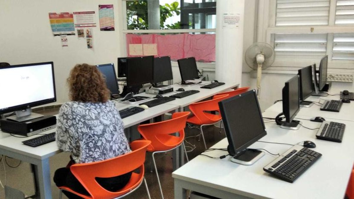 La Xarxa de Centres Cívics pone en marcha el servicio Connect@ para la realización de trámites on-line