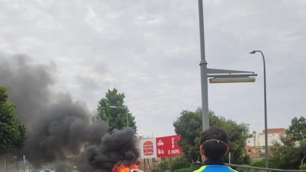 Crema un vehicle a Reus per una avaria elèctrica