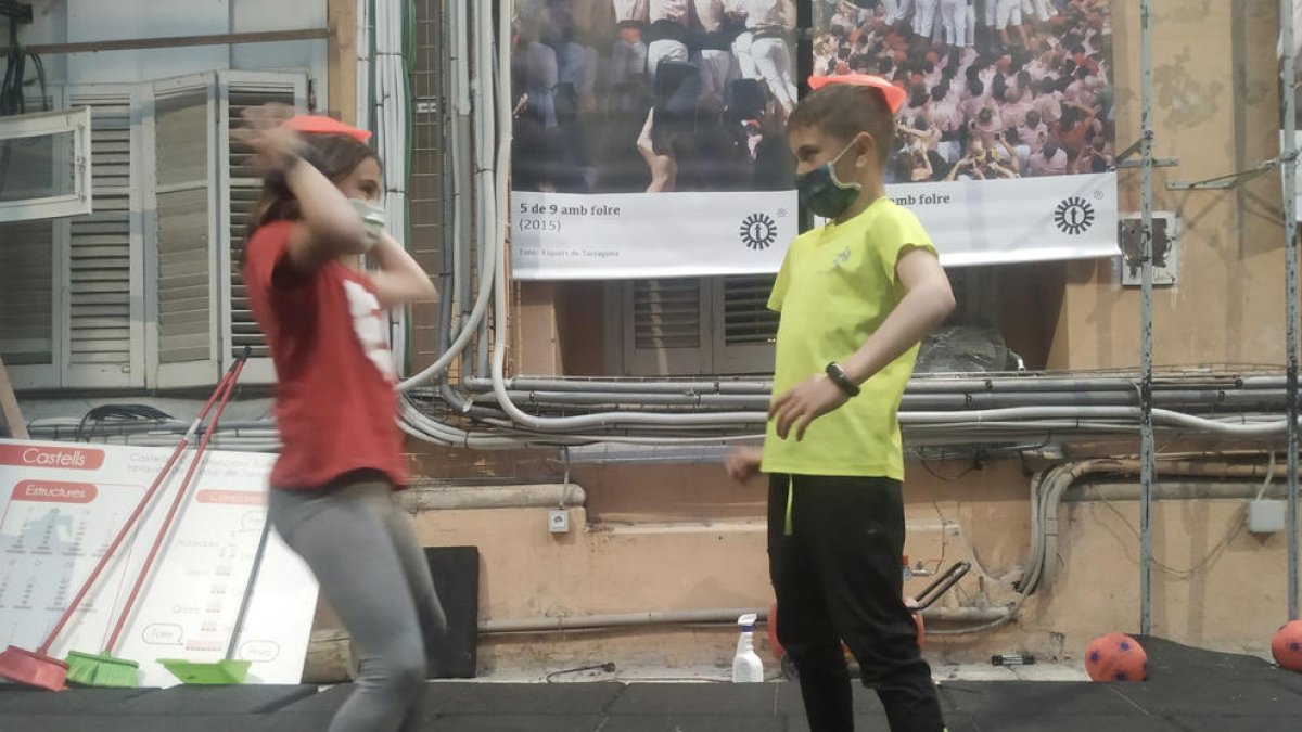Los Niños de Tarragona reanudan la actividad castellera con los chiquillos