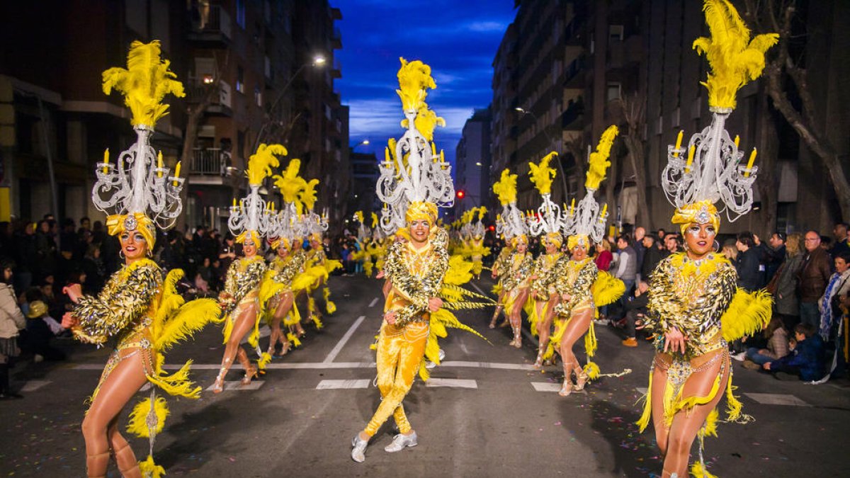 El Carnaval canvia els carrers pels aparadors comercials de la ciutat