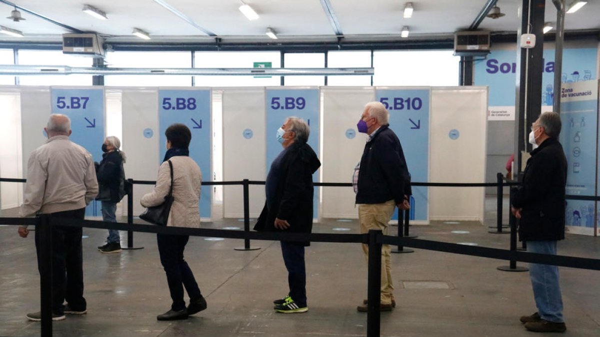 Salut calcula que empezará a vacunar la franja 40-49 a mitad de junio y los menores de 40 en julio