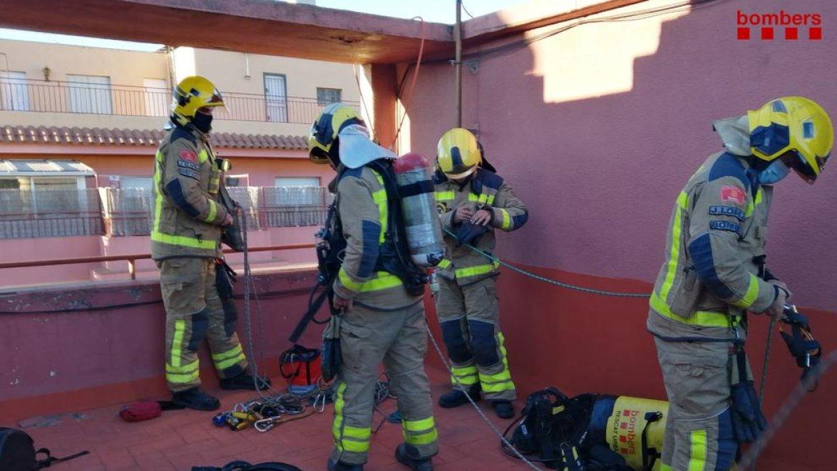 Els Bombers treballen en el rescat d'una persona que hauria quedat atrapada en una cisterna a Torredembarra
