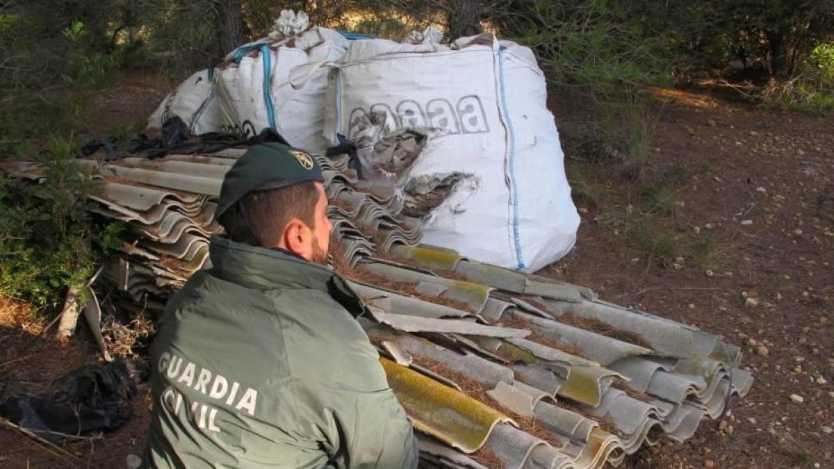 Localitzen un dipòsit il·legal amb més de 6.000 quilos d'uralita que contenia amiant a Campredó