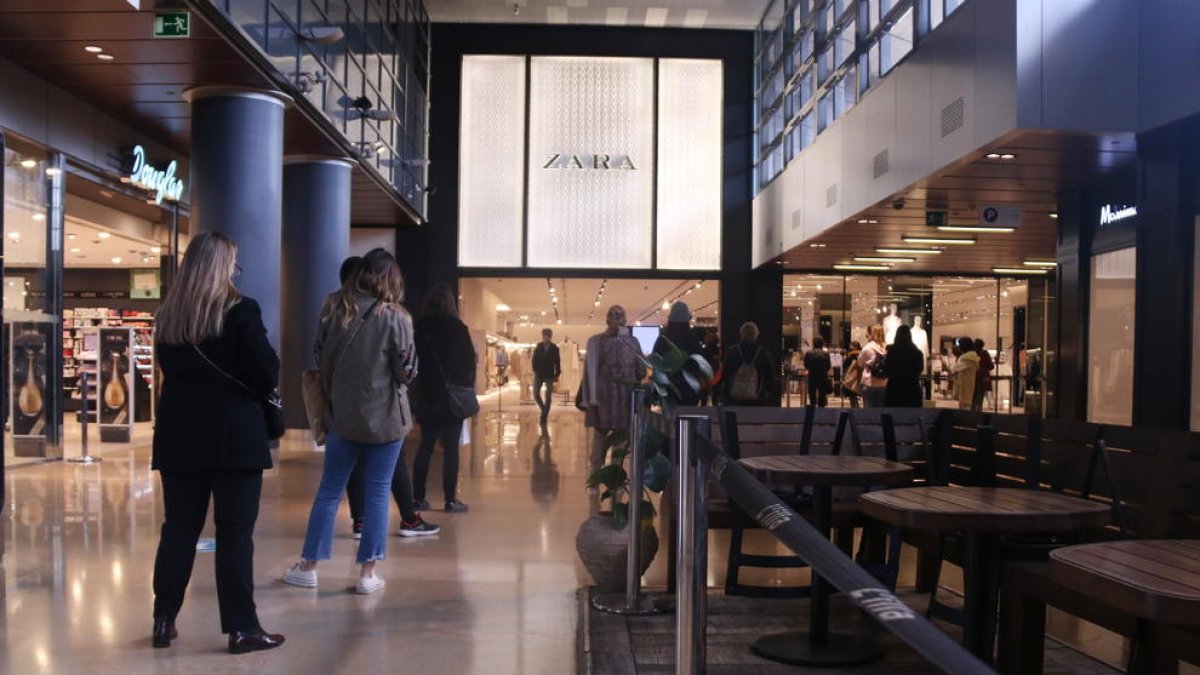 tiendas grandes, centros comerciales, comercio, colas, Isla Diagonal