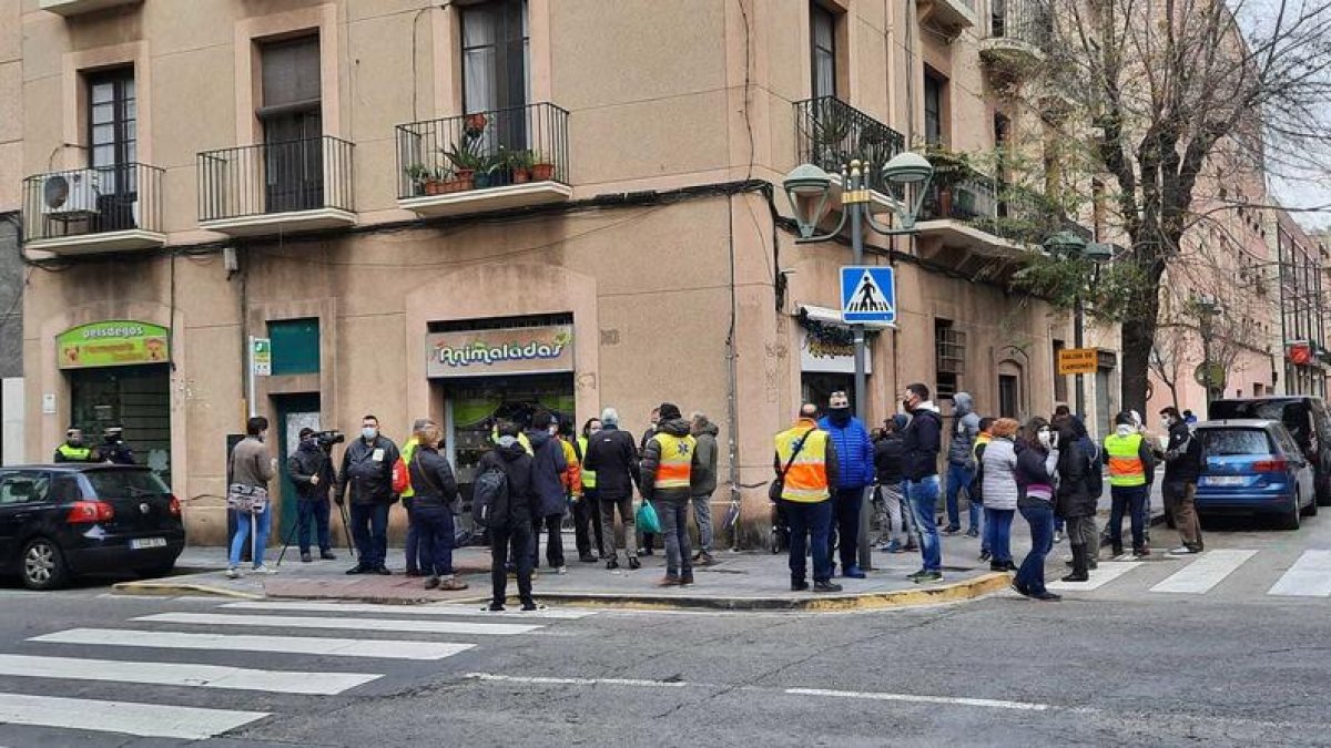 El personal del transport sanitari davant la seu d'ERC a Tarragona per unes millors condicions laborals