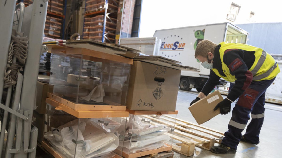 Els metges demanen un període «extraordinari» de vot per correu per a infectats i contactes estrets