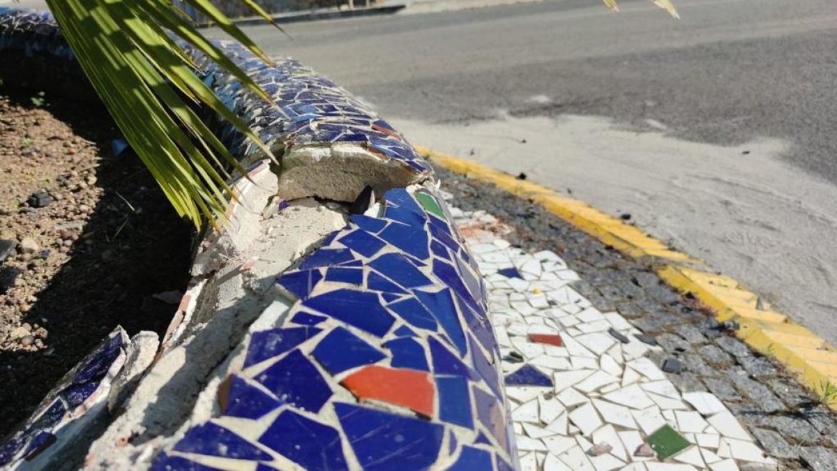 Un conductor pierde el control del vehículo y se estrella contra la rotonda entre el Camí de la Cuixa y la avenida Mozart de Tarragona