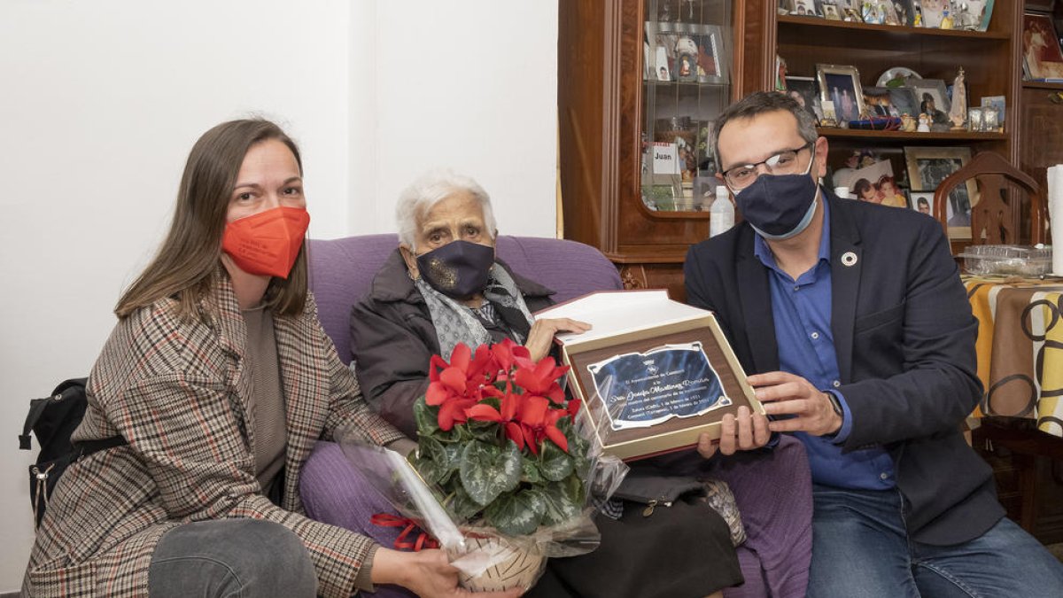 El Ayuntamiento de Constantí homenajea a la abuela centenaria Josefa Martínez Román