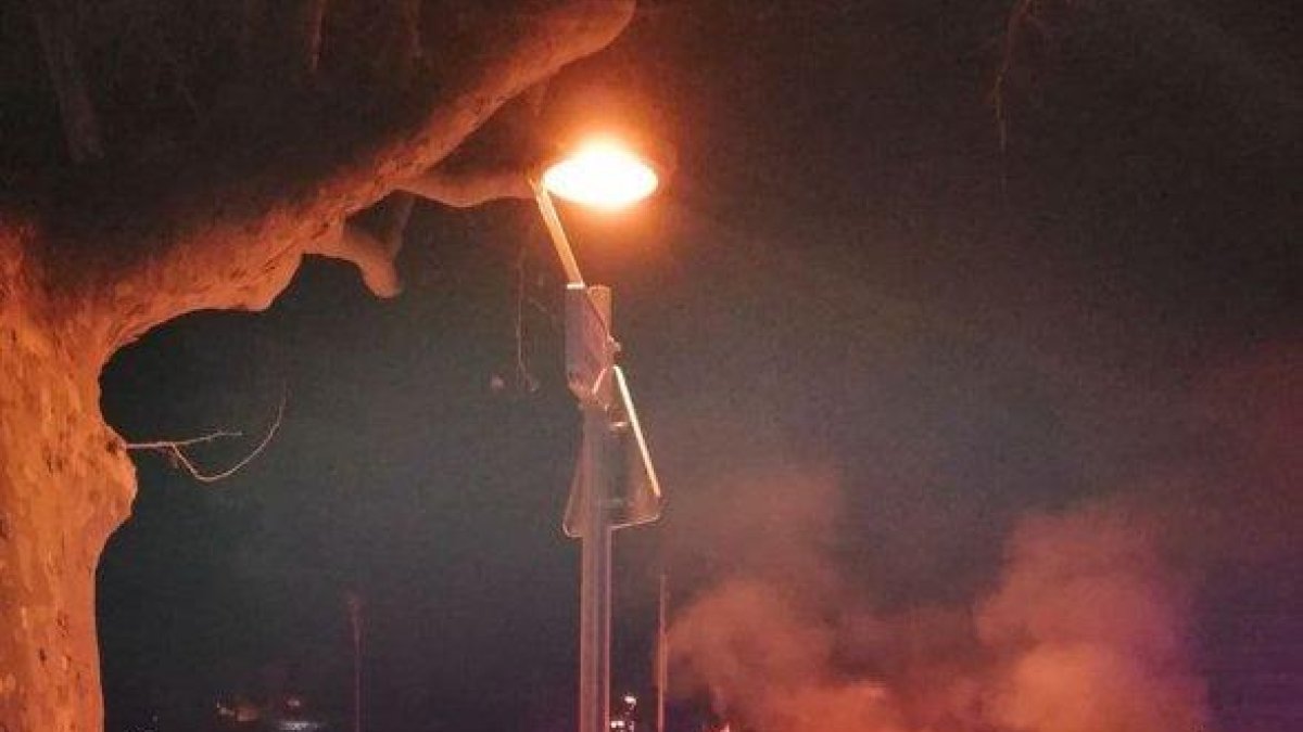 Crema una  furgoneta al carrer Carles Roig de Salou