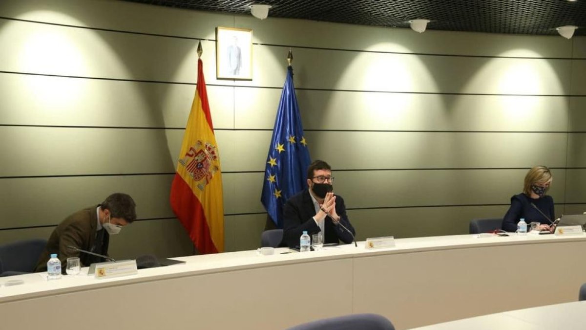 Acaba sense acord la reunió entre el govern espanyol i els agents socials per prorrogar els ERTO