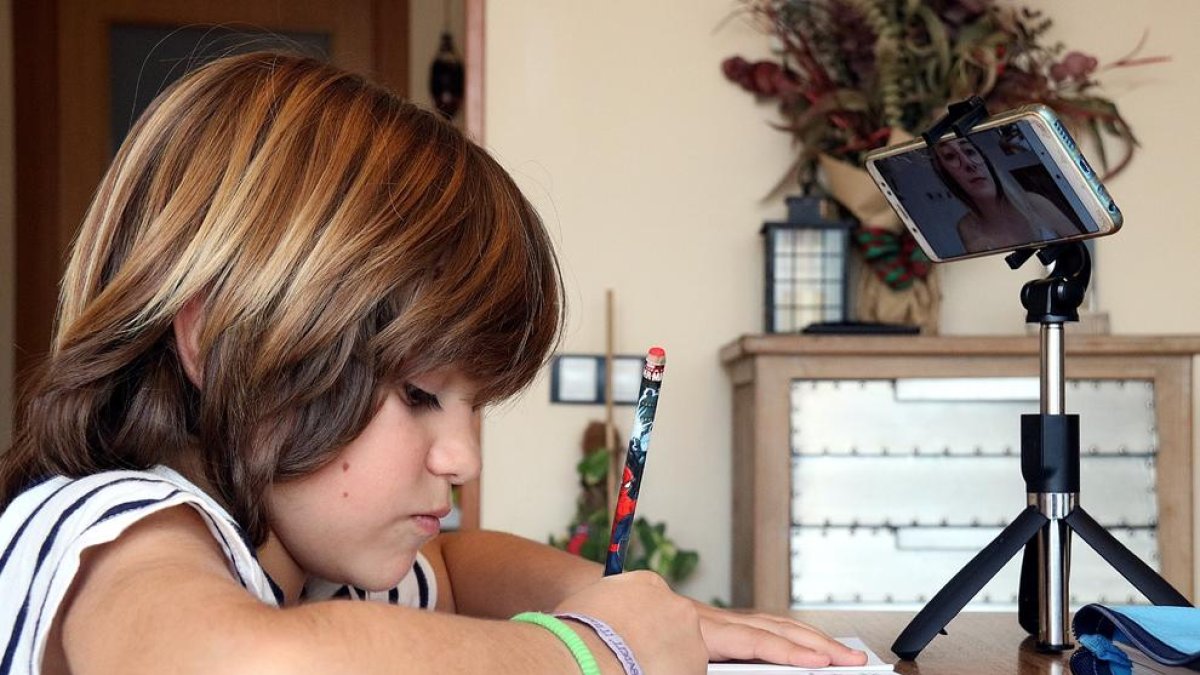 Los centros educativos pueden exigir a los alumnos mantener la cámara activa durante las clases