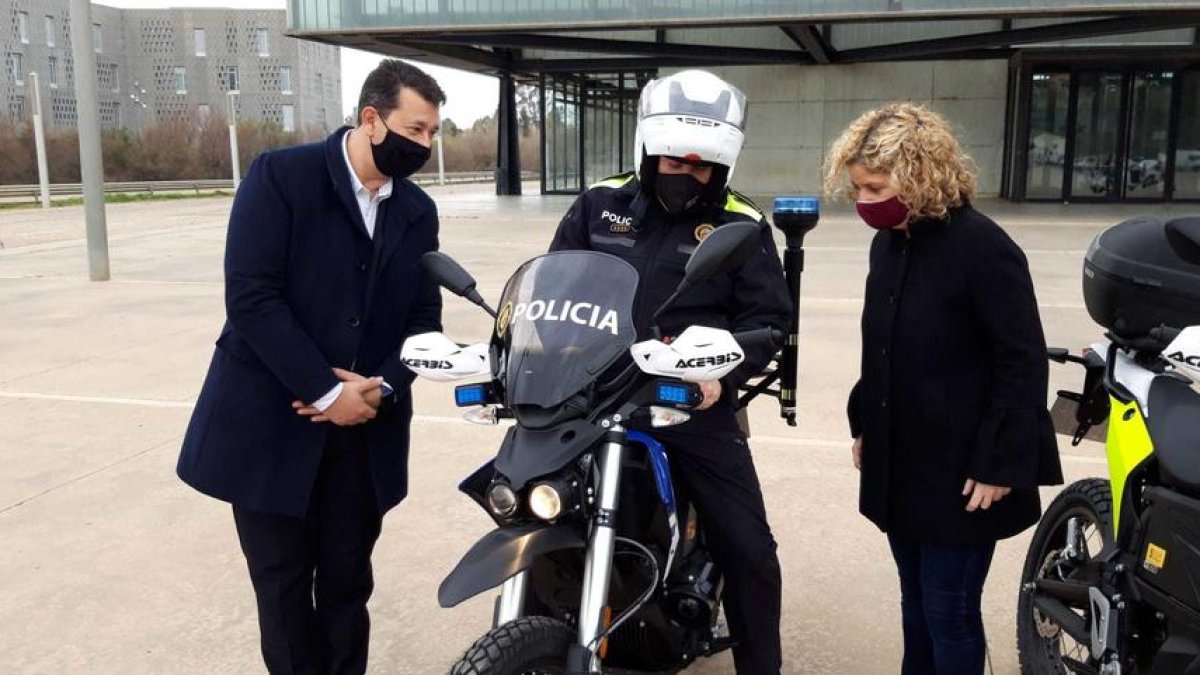 La policía de Tortosa amplía la flota de vehículos eléctricos con un turismo y dos motos