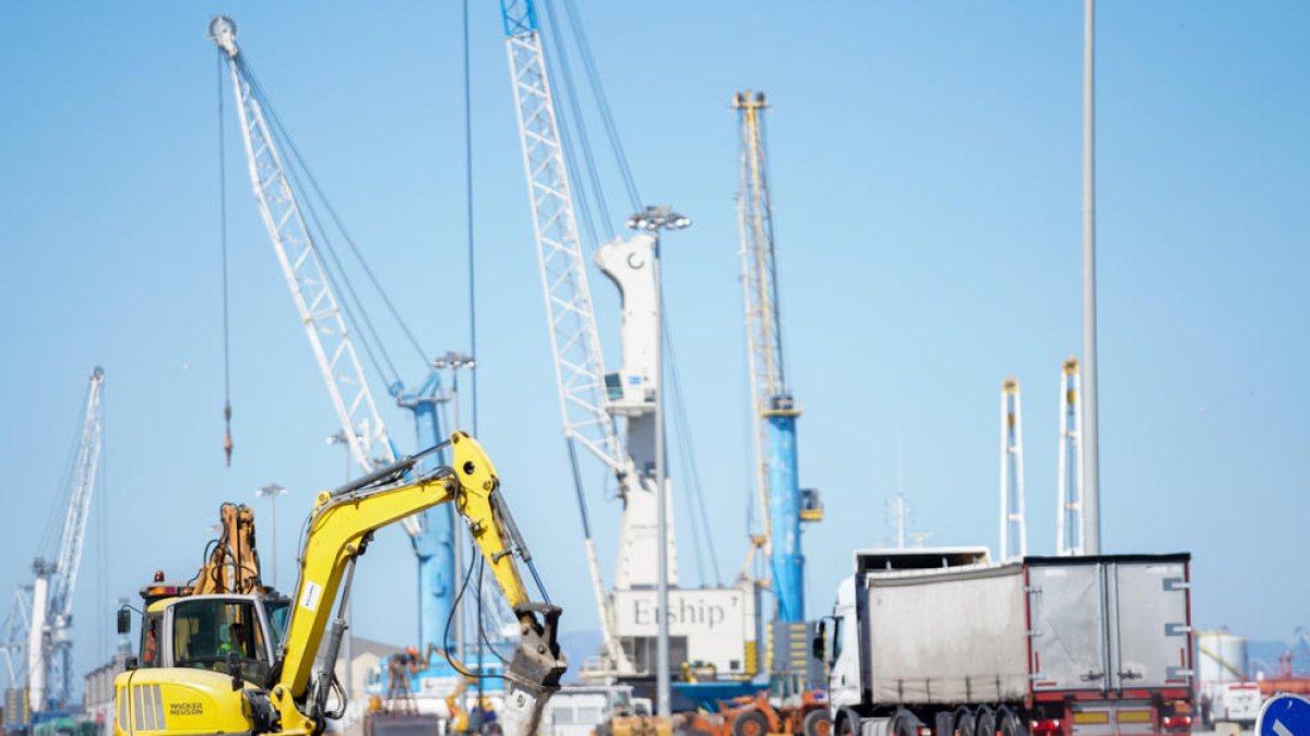 El Puerto de Tarragona mejora el firme en diferentes puntos de sus instalaciones