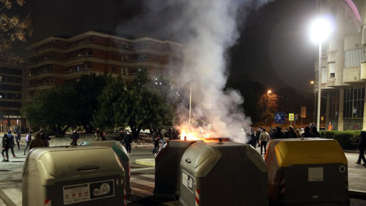 Els contenidors cremats el 2021 han costat 70.000 euros a l'Ajuntament