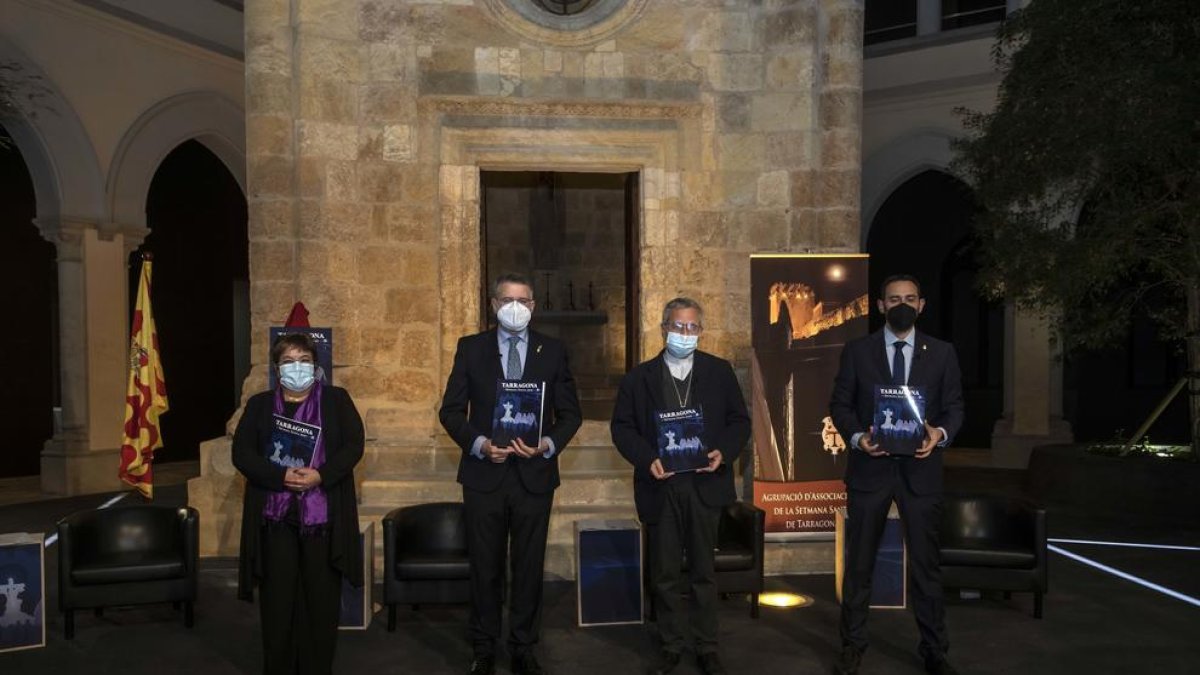 El alcalde Pau Ricomà asiste al acto del opúsculo de la Agrupación de Asociaciones de Semana Santa de Tarragona