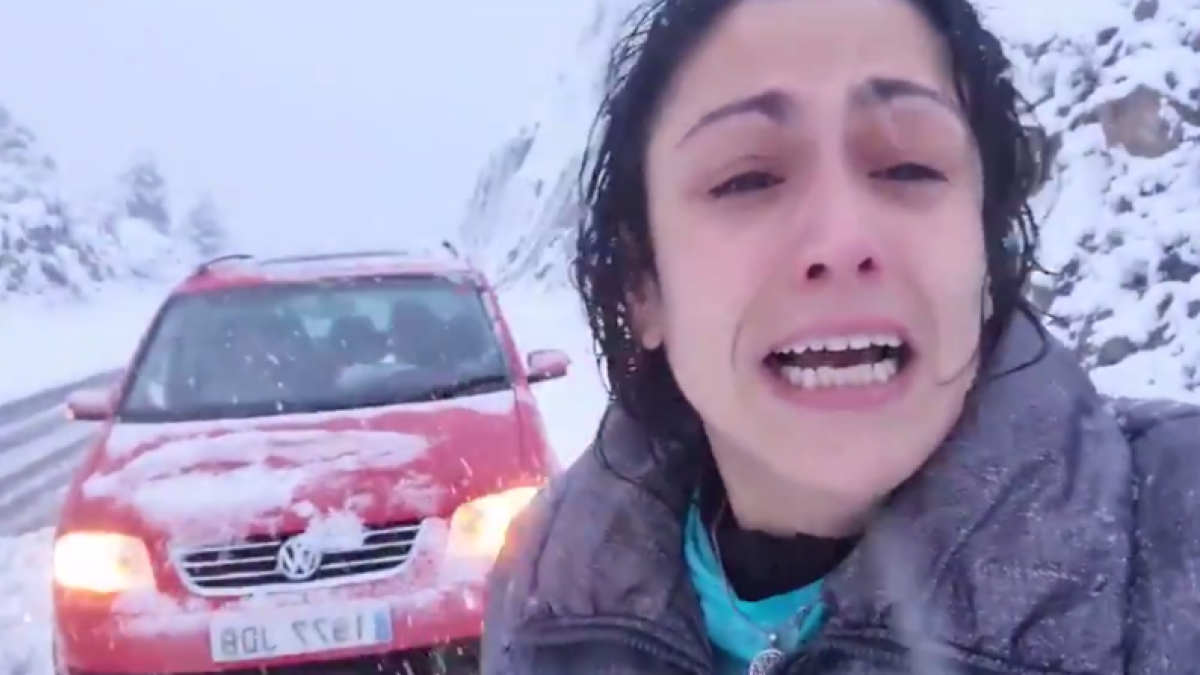 L'emotiu vídeo d'una noia que no pot examinar-se d'unes oposicions per culpa de les nevades
