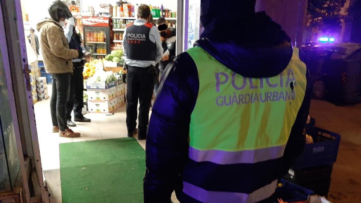 Detenen 7 persones a Reus en un dispositiu on troben embolcalls de cocaïna i haixix