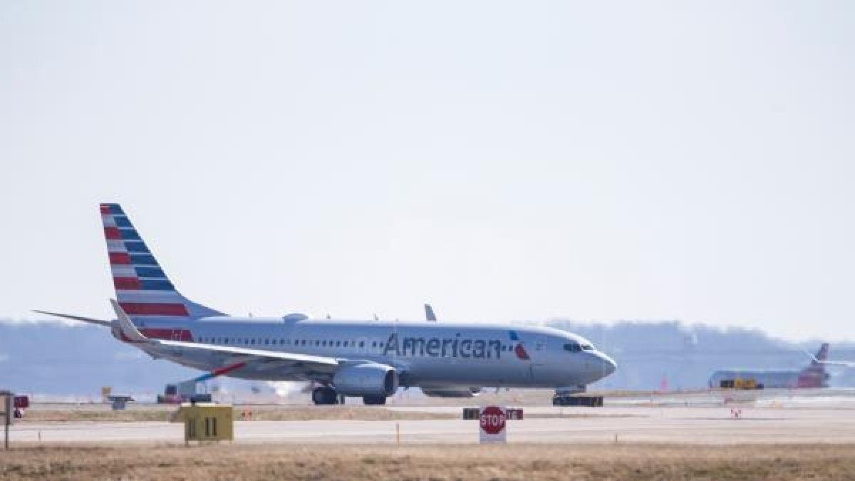 Buscan en Indonesia un avión con 62 personas que cayó al mar
