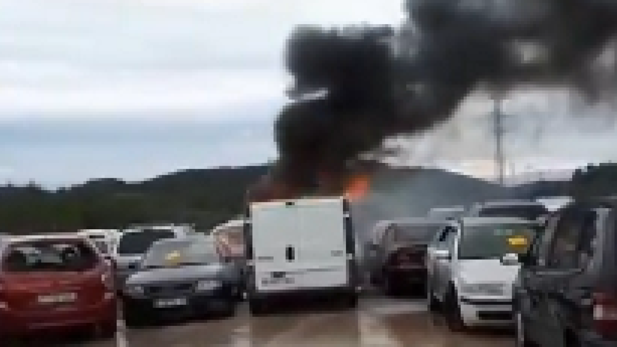 Arde una furgoneta en el depósito municipal de Calafell