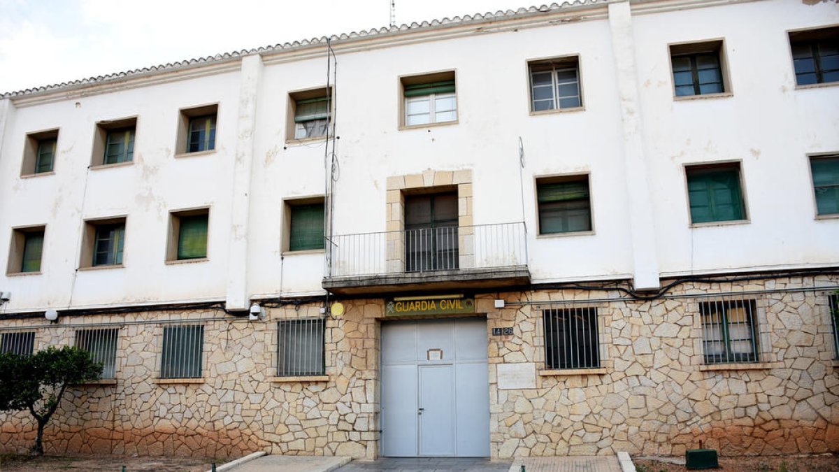 Cierran el cuartel de la Guardia Civil de Amposta para derribarlo y construir uno nuevo