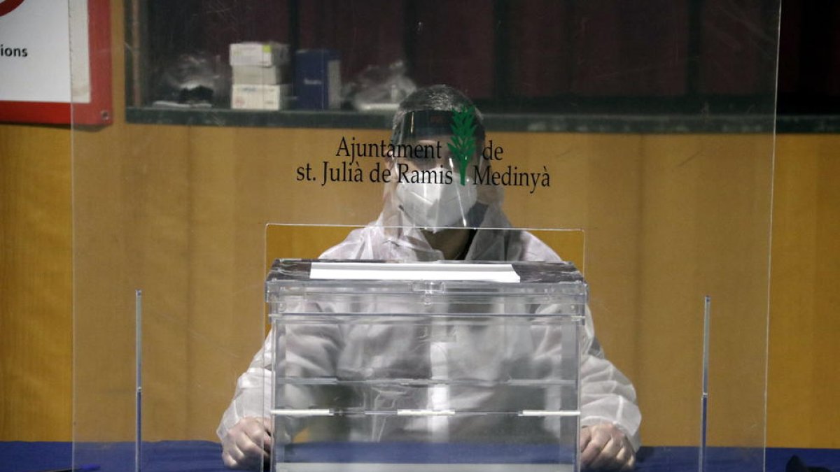 El Gobierno garantiza que los vulnerables que votan a primera hora no se quedarán en las mesas si hay vacantes