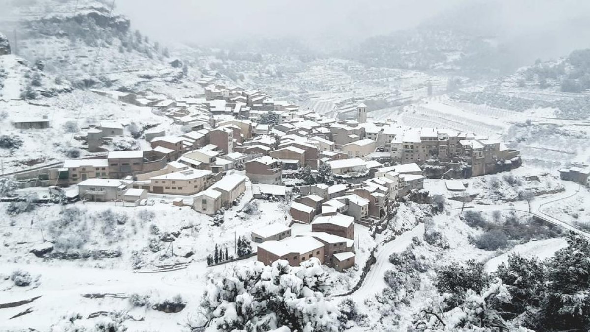 2.348 clients continuen sense llum en 17 municipis catalans, com Agramunt, Arnes o La Bisbal de Falset