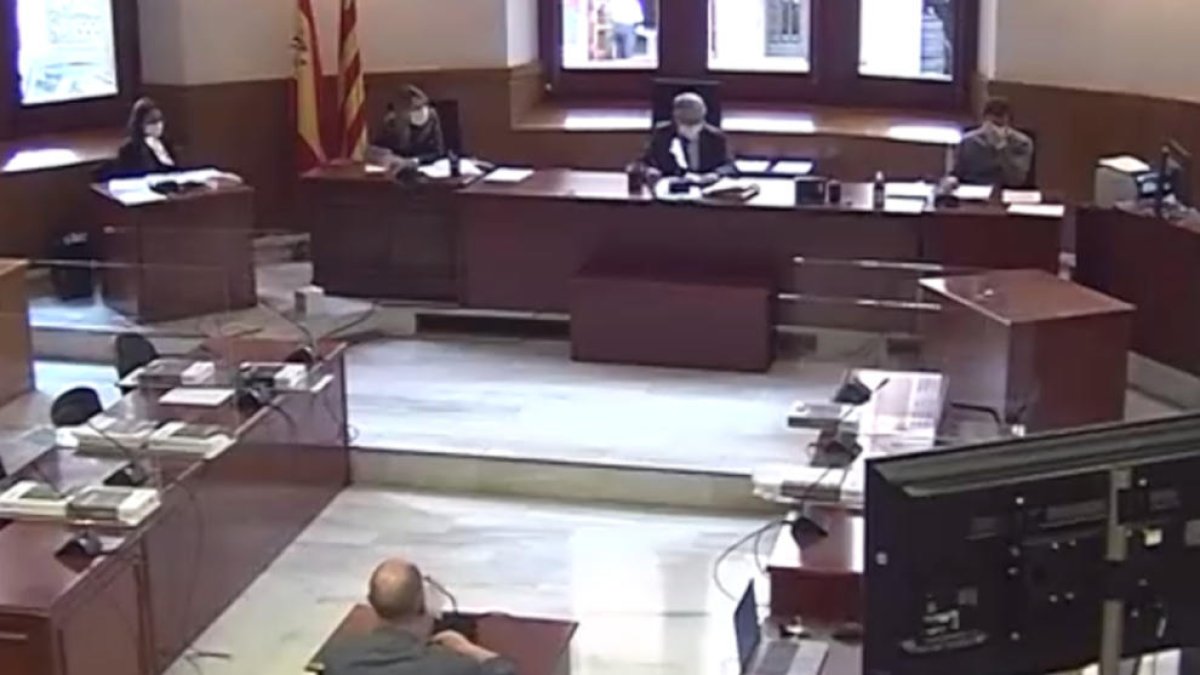 Condenan a tres años y medio de prisión al joven de Vilafranca acusado de golpear a la policía en el primer aniversario del 1-O