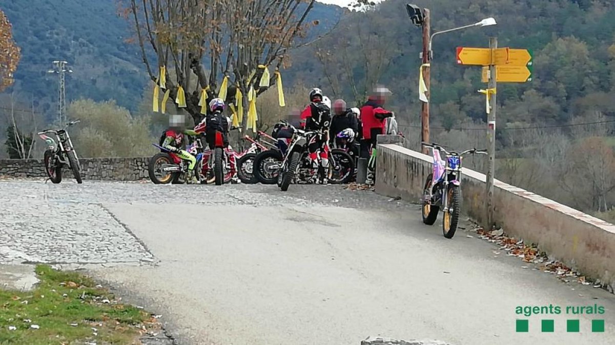Interceptan a una decena de motoristas de trial circulando dentro de un espacio protegido al Alta Garrotxa