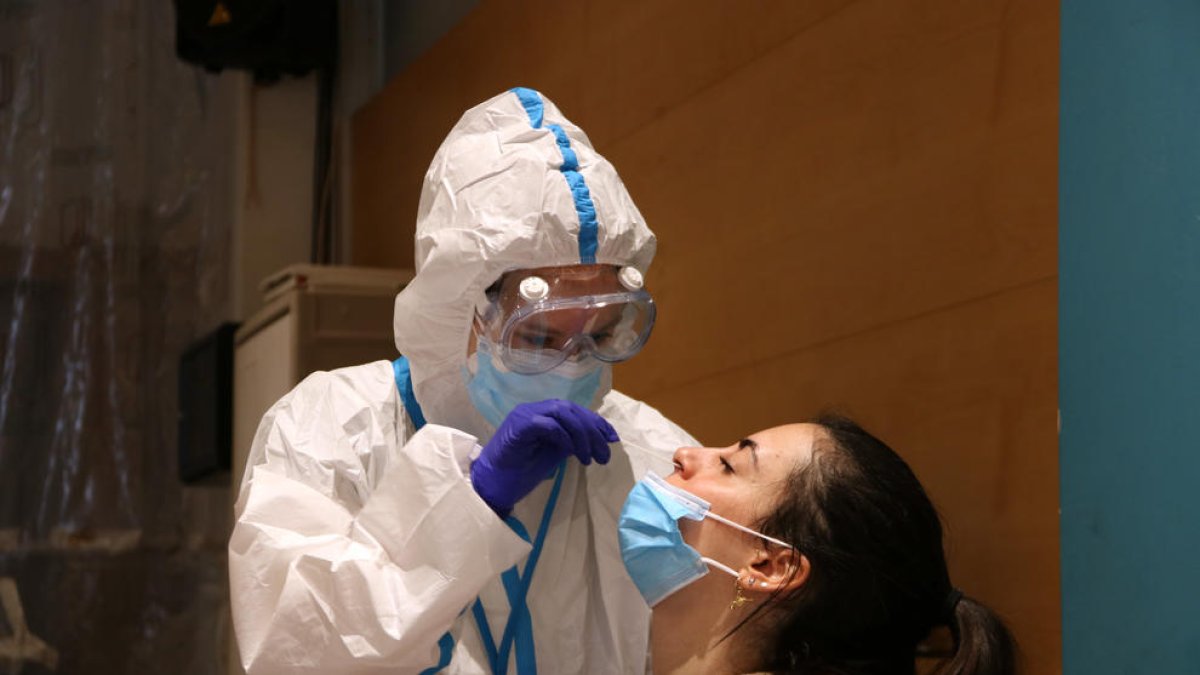 Cataluña notifica 1.108 nuevos casos de covid-19 y 33 muertes, con 7 personas menos en la UCI (461)