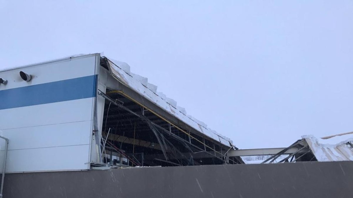 S'esfondra parcialment una nau industrial al polígon de Falset