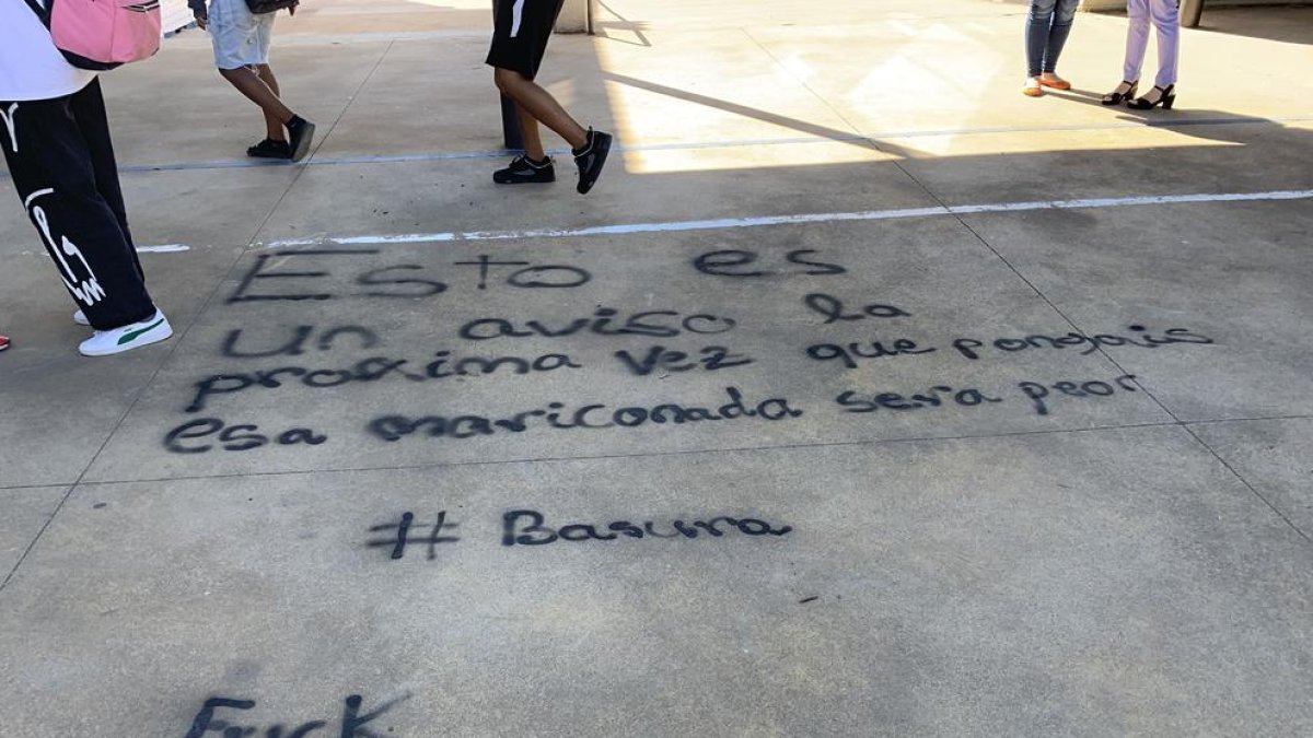 Aparecen pintadas homofóbicas al instituto del Vendrell