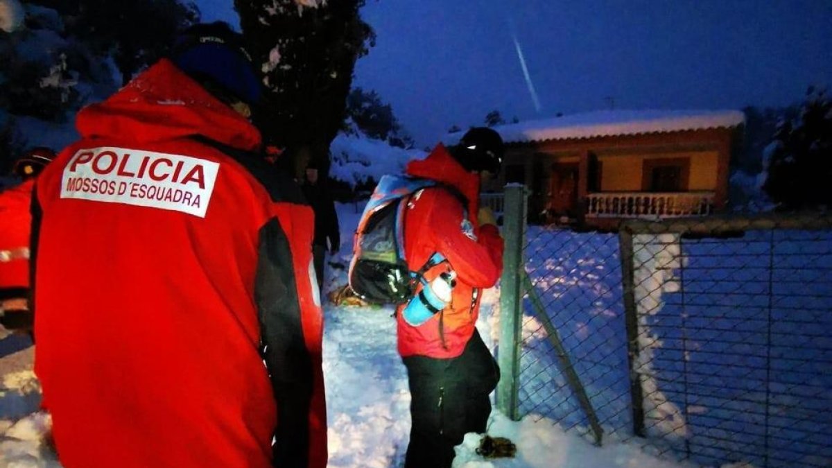 Mossos de la Unitat de Muntanya assisteixen a una dona aïllada en un mas a Ulldemolins